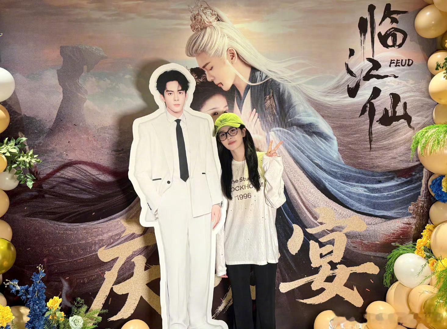 曾舜晞说庆功宴完美错过了曾舜晞发了白鹿和人形立牌合照 曾舜晞发了白鹿和自己人形立