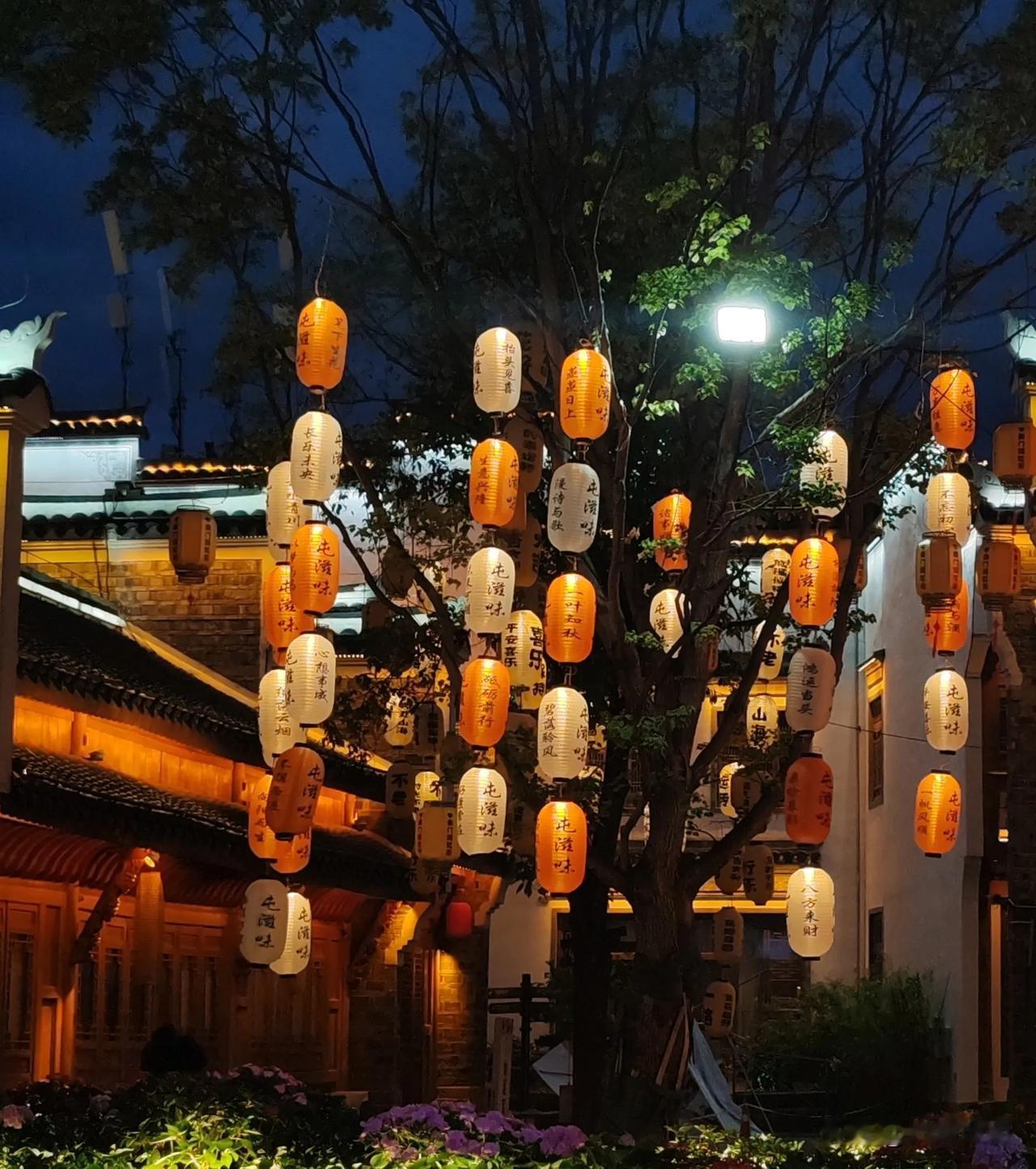 在一座寺庙中，香火袅袅升腾，每日前来的游客如织，让这里充满了生机与活力。
 
有