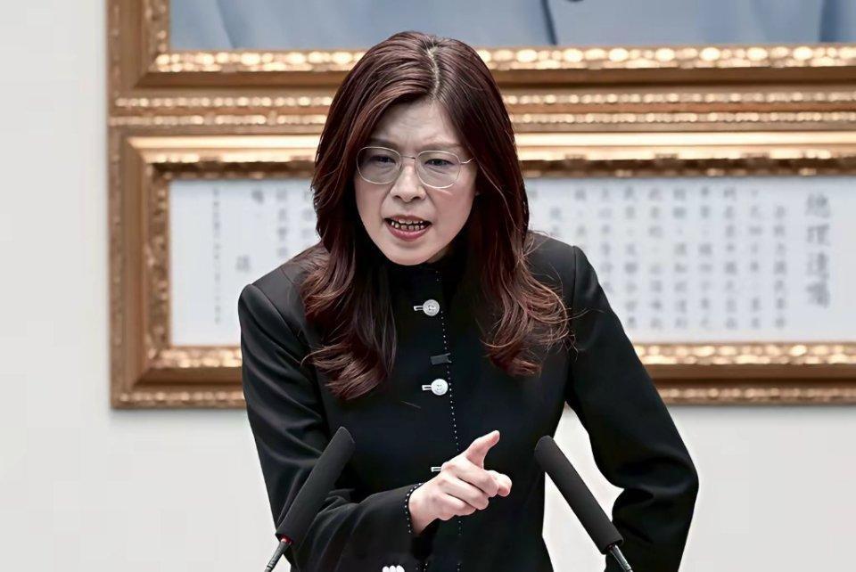 郑丽文两手空空，却想六月份跑去美国，让特朗普听她宣讲两岸和平。如果特朗普真接见了