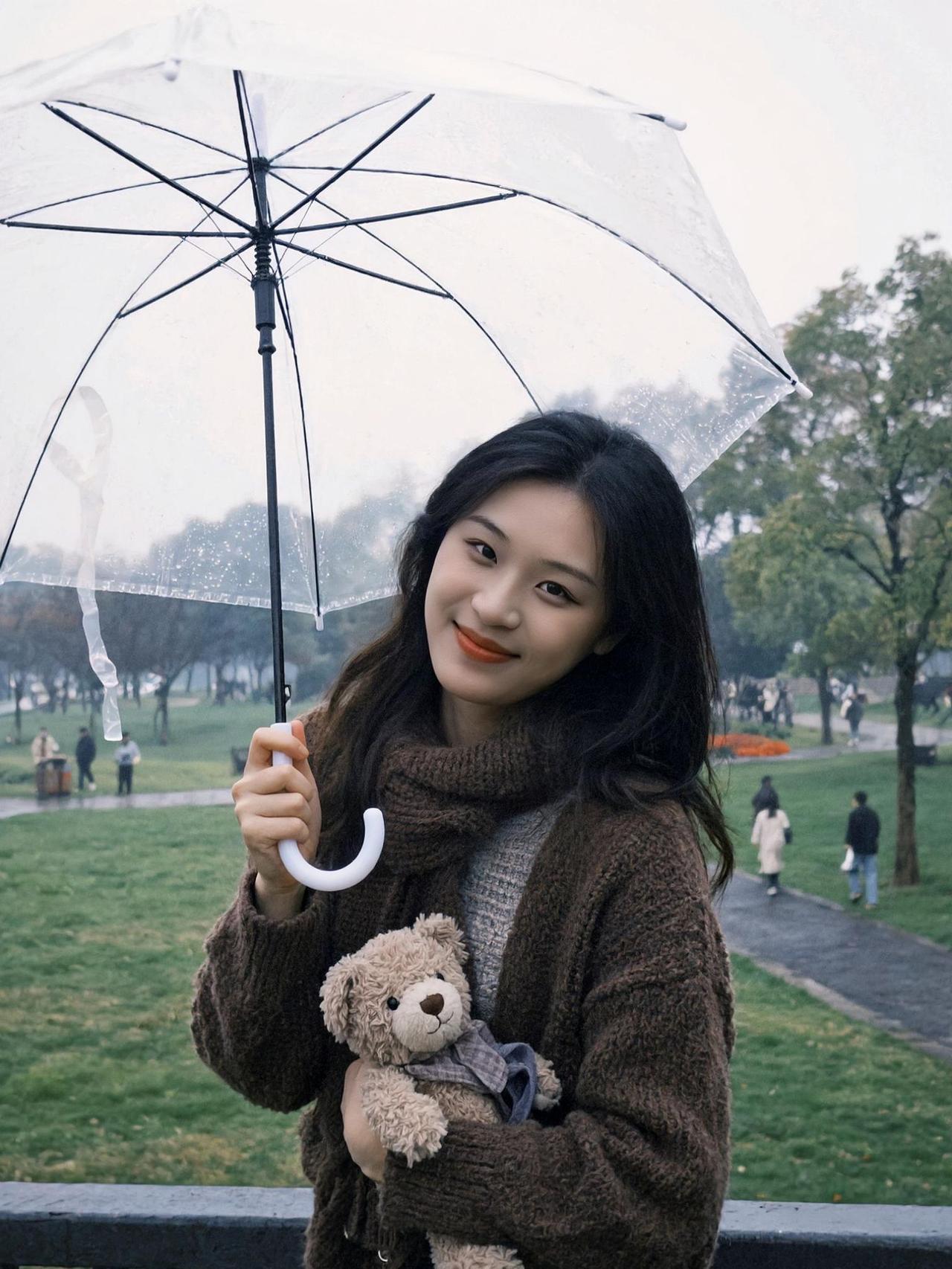 在细雨绵绵的街头，一把透明的伞成了最温柔的庇护。伞下的人，笑容如春日暖阳，驱散了