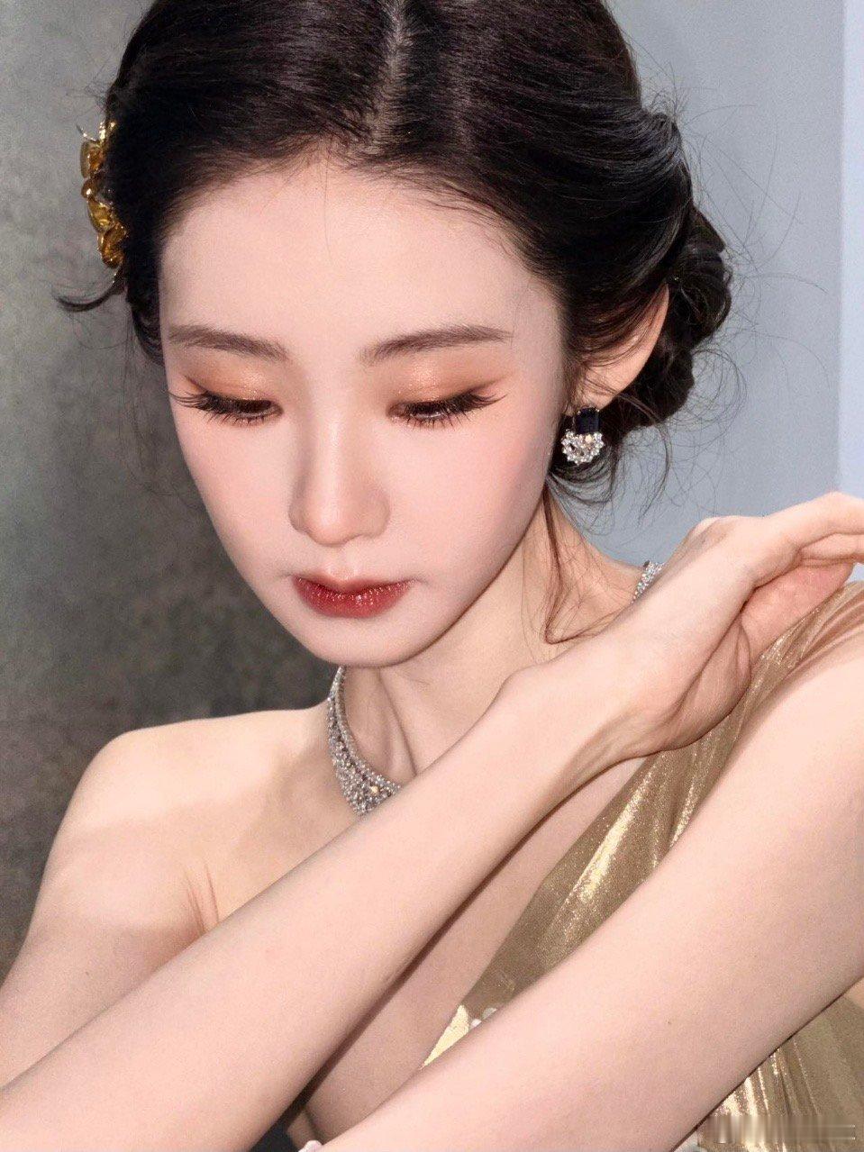 张艺凡粉色草莓大福张艺凡前一秒妈妈后一秒妹妹 北影节造型狠狠戳中！和《今晚正好》