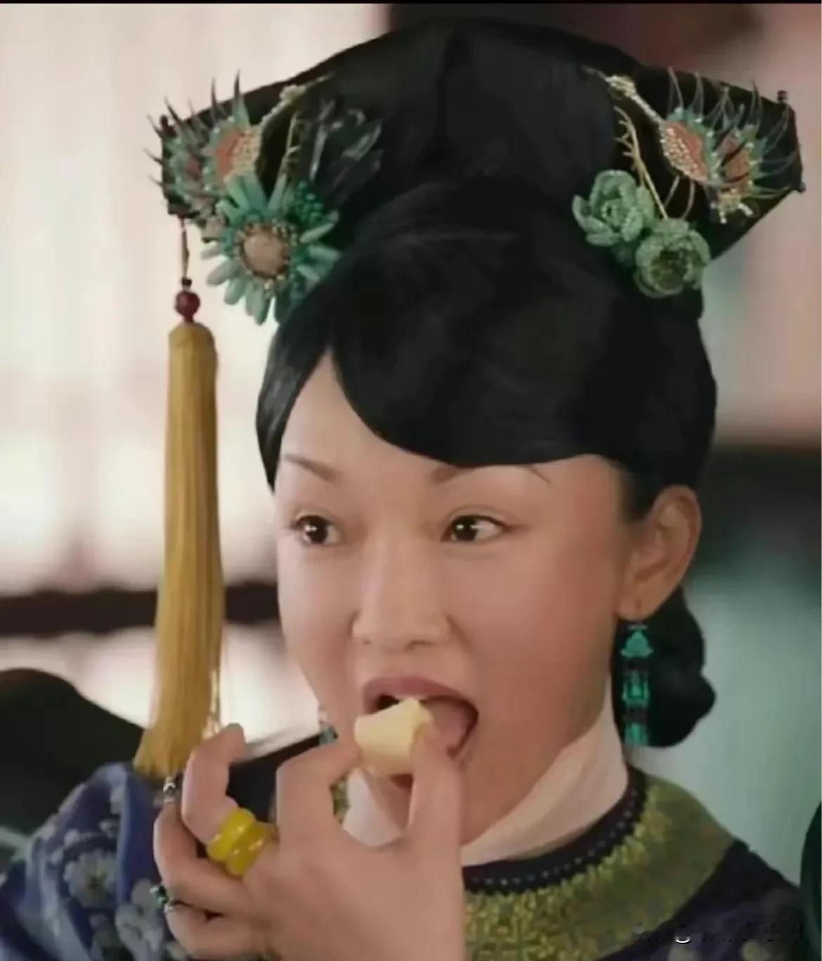 谁家皇后吃东西这样吐舌头啊，普通人家吃东西也不会这样吐舌头吧#这是哪个娘娘#