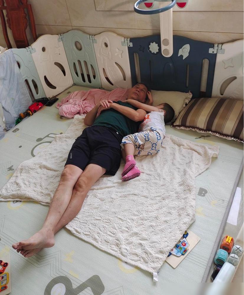 家公心梗前一天晚上大概9点多, 2岁多的宝宝看着他走过我们身旁, 突然说:“爷爷