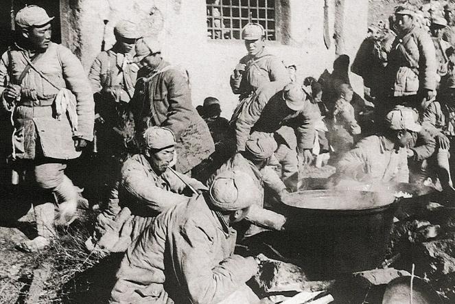 1942年冬，太行山深处，八路军某部刚打完一场伏击战，缴获了几头日军留下的生猪。