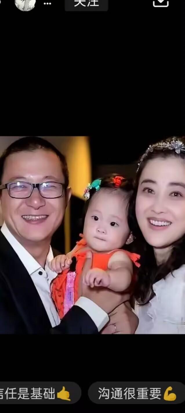 梅婷在结束第一次婚姻之后，遇到了现在的丈夫曾建，曾建是摄影师、剪辑师，北京电影学