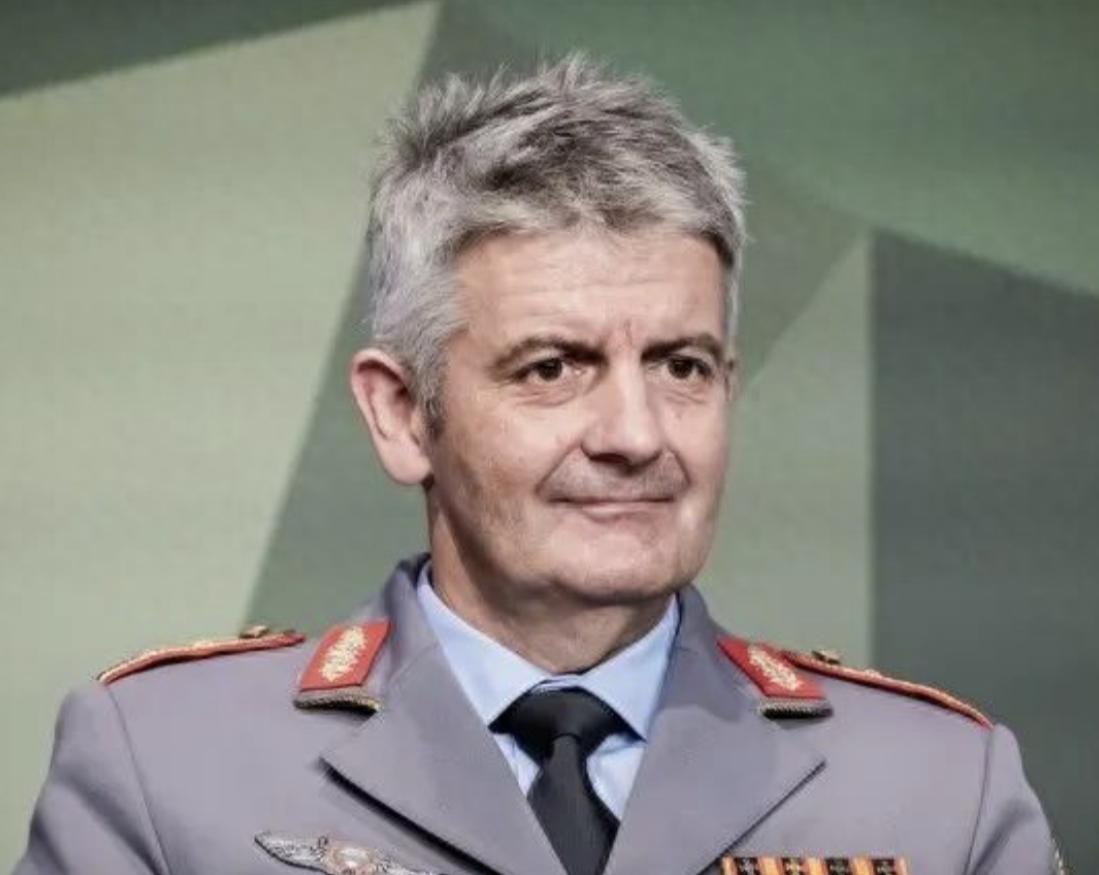 德国的这个联合行动司令部司令，别的先不说，给人第一眼的感觉就是，这个人是个搞喜剧