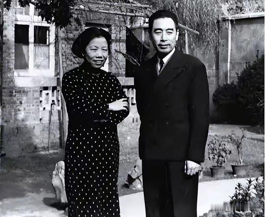 周恩来父亲临终前，反复问邓颖超：我儿子怎么还不来看我？
 
这一幕发生在1942
