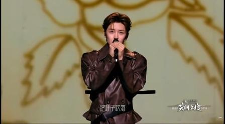 侯明昊 好听 侯明昊唱歌真的太好听啦！他的声音就像一把钥匙，打开了我对音乐的新认