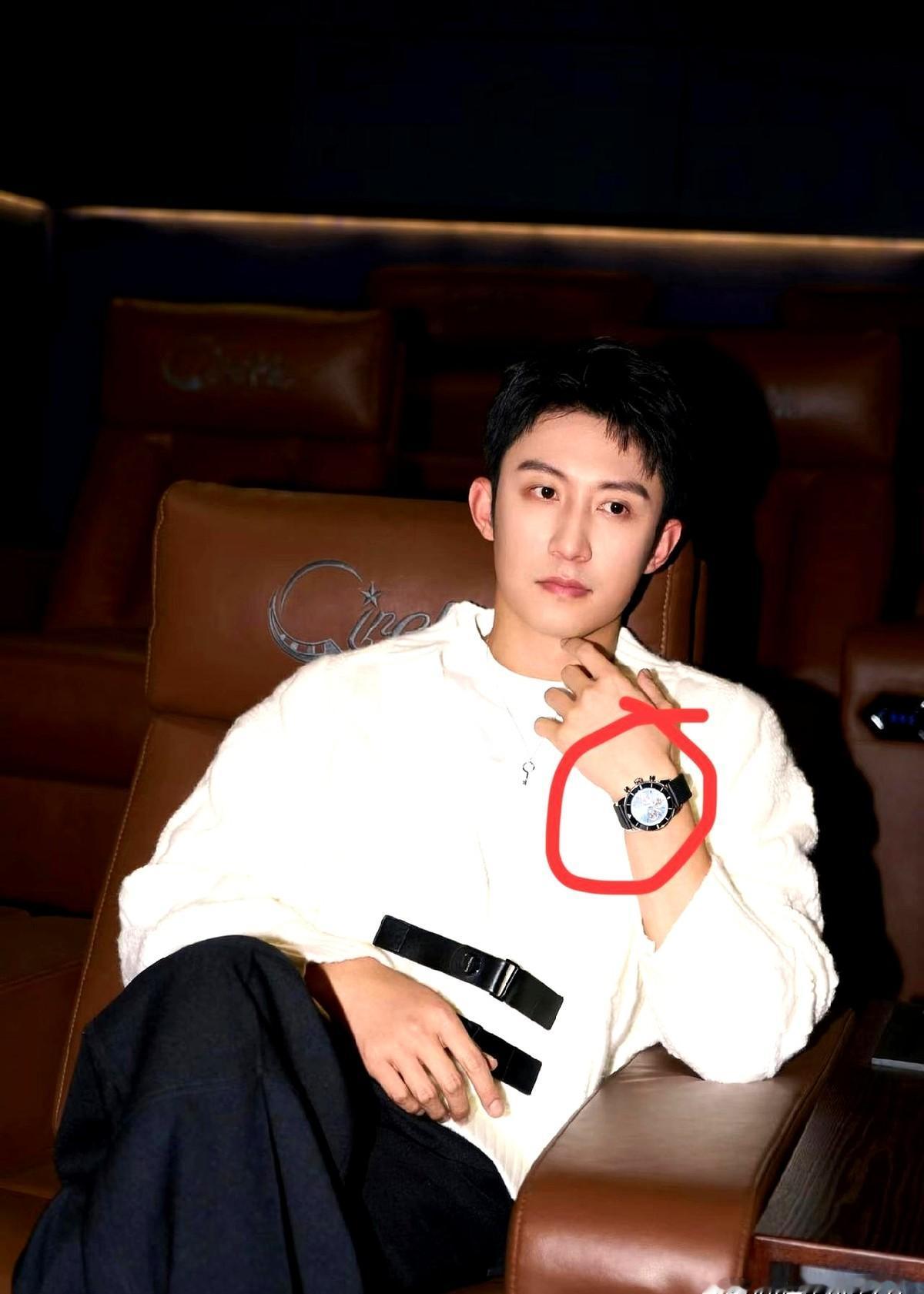 黄景瑜花300万上太空，还为此减产两年，很多人说他亏了？

他正式官宣了，成为穿