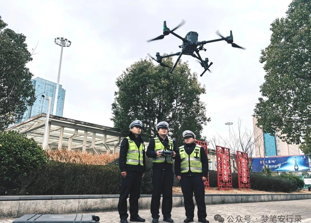 【无人机现场疏堵，浦城交警“空中哨兵”已上线！】当交通管理插上科技的翅膀会碰撞出