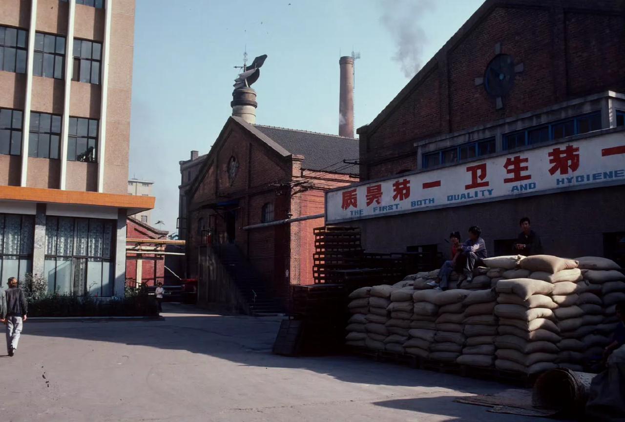 啤酒厂里，青岛，1985年10月摄。 ​​​