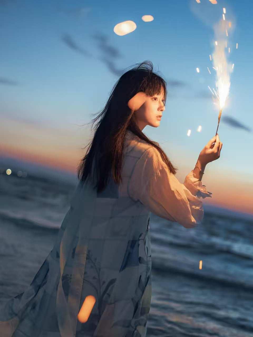 海边的傍晚，色彩非常丰富，当然是以高色温，也就是冷色居多，这个时候，我们配以红、