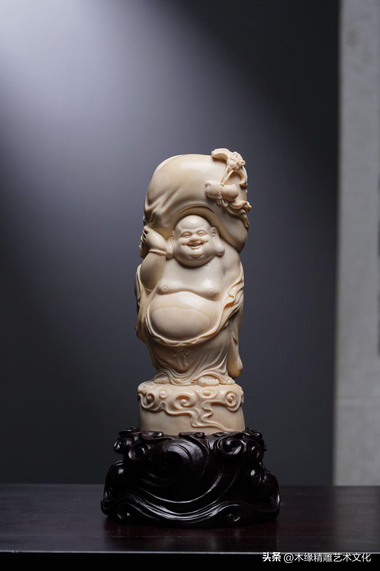 有些作品看着就让人心生欢喜。

弥勒开怀而笑，神态憨厚自在，肩负福袋而行，仿佛将