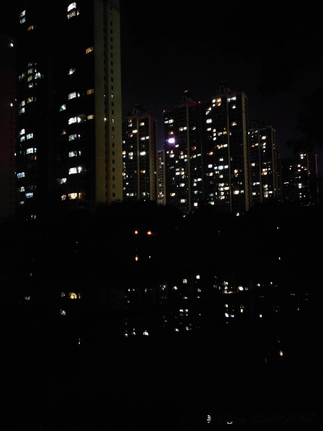  今天的信阳羊山新区夜景！曾经的没人住鬼城，如今看看这家家户户的灯光，如果不是这