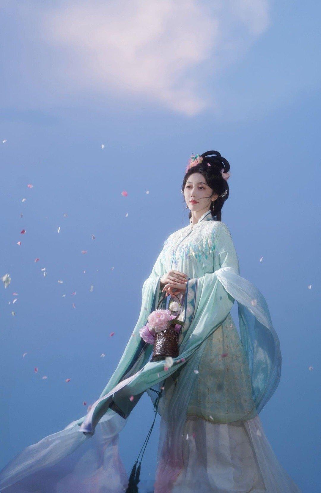 宣璐古早天女那味儿 宣璐这组图的古早天女氛围直接拉满！清浅汉服配簪花，手撒鲜花时