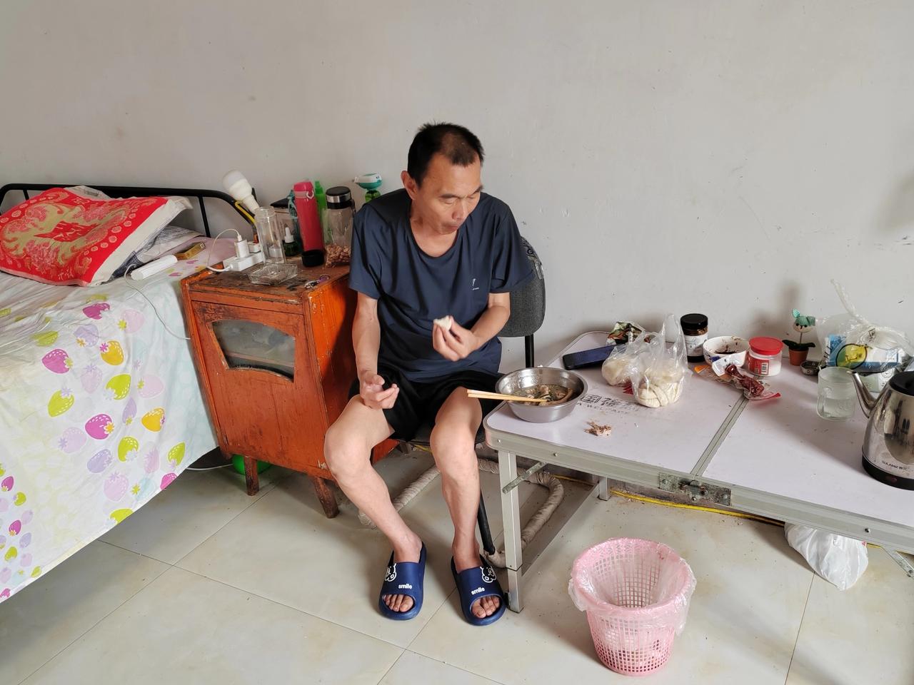 我和我爸的关系已经到了水火不容的程度，我做好了饭，我爸却出去了，他好像不愿意吃我