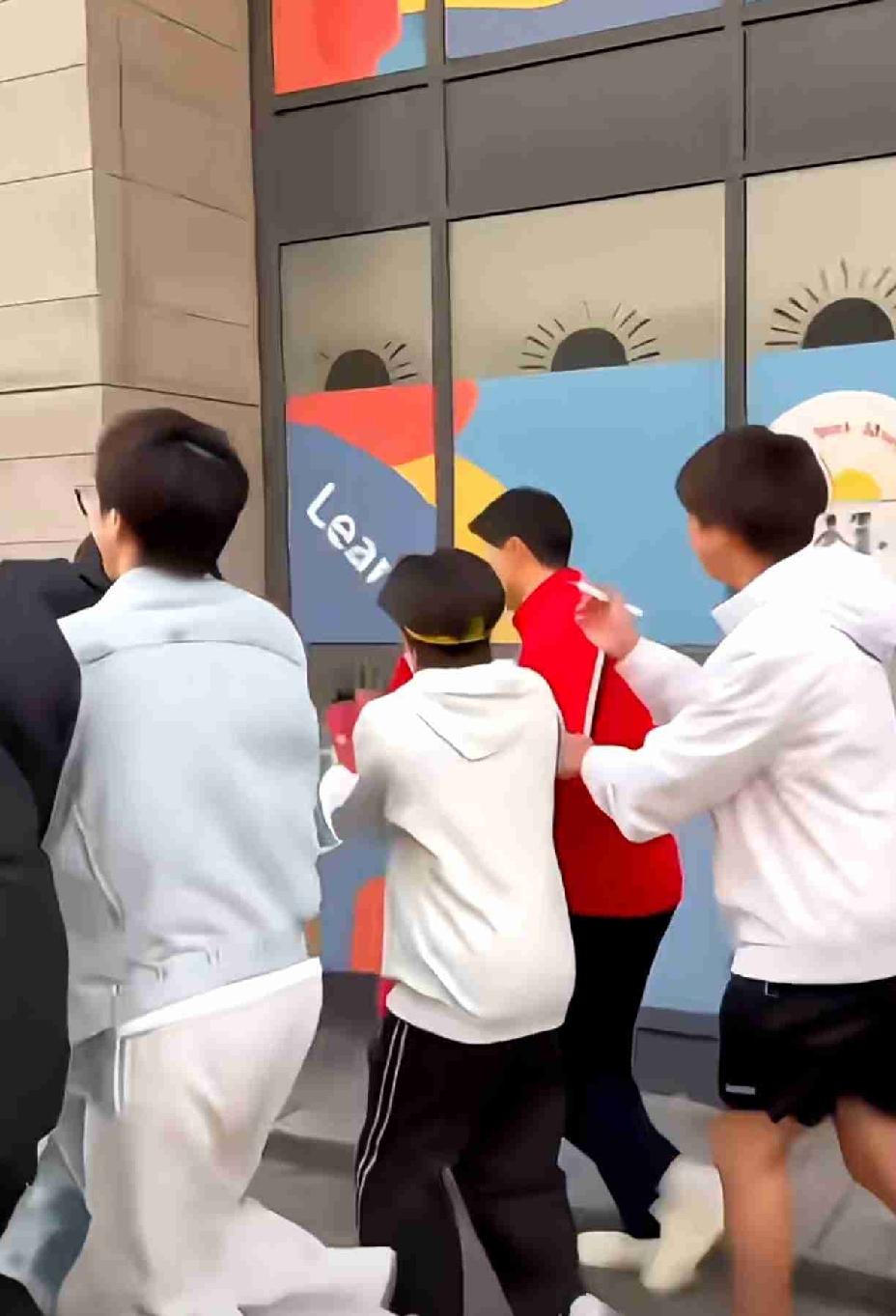 龙队和王楚钦关系是真好，
关键时刻真舍得他这好弟弟。
一招“调虎离山”，
可把王