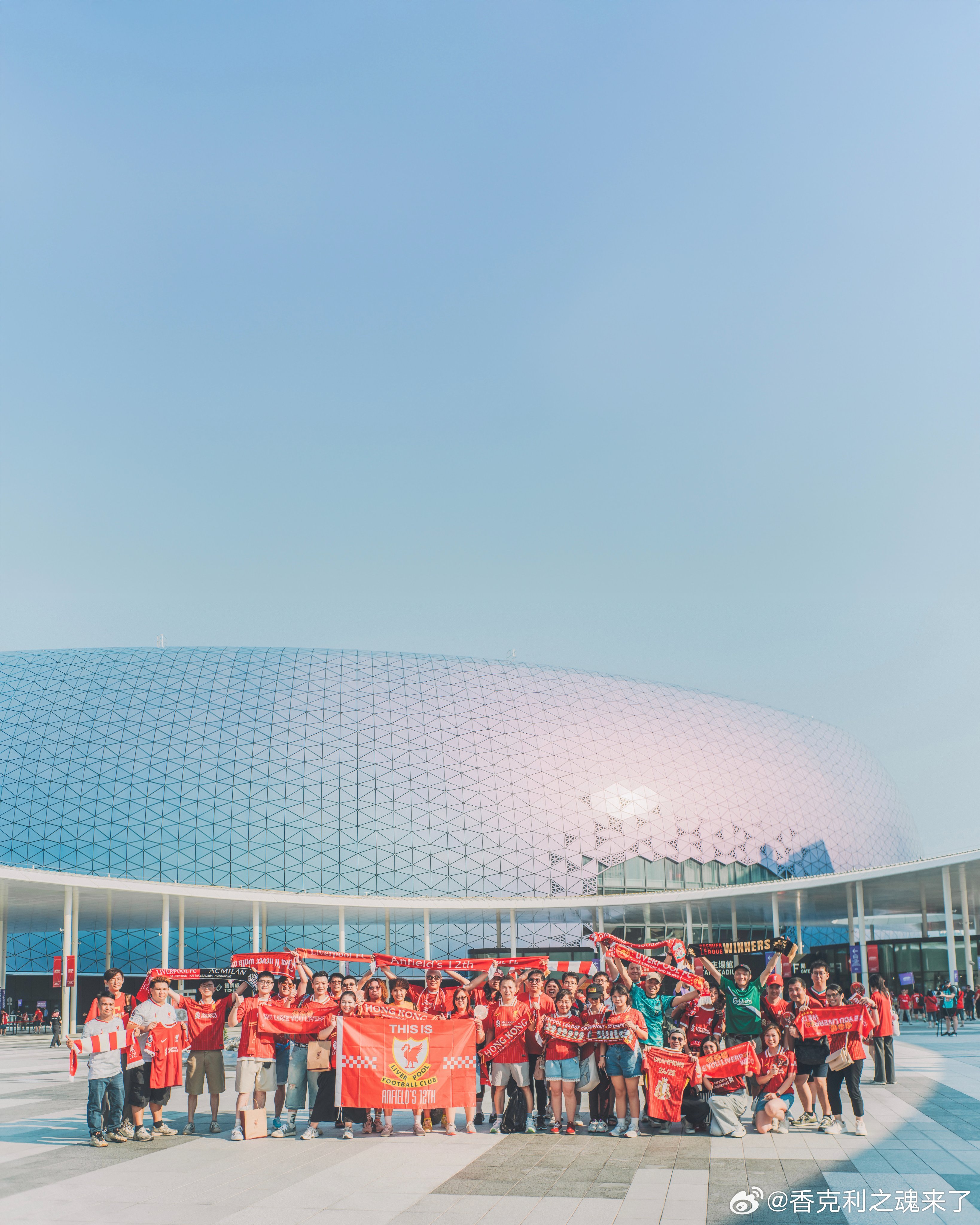 现场球迷，皮尔斯也迎来自己和球迷的合影 ​​​