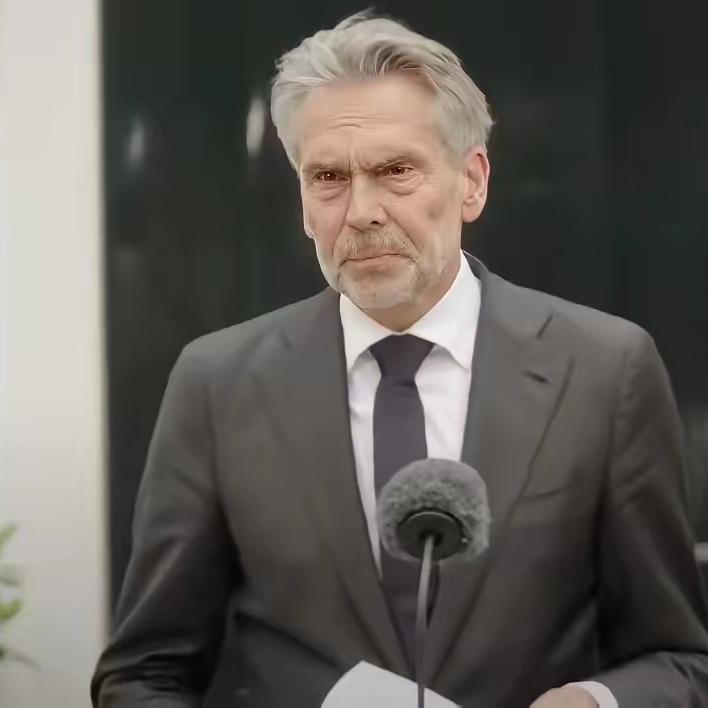 荷兰之所以敢跟中国硬碰硬，心里早把阿斯麦当成了最硬的筹码。可它千算万算，怕是没摸