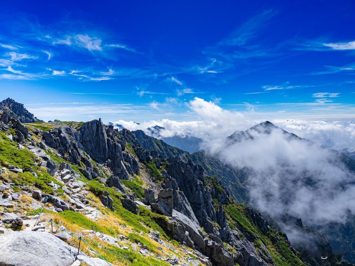 一段非常通透的话：“好事，坏事，终成往事。山一程，水一程，山水一程。世间一切，除