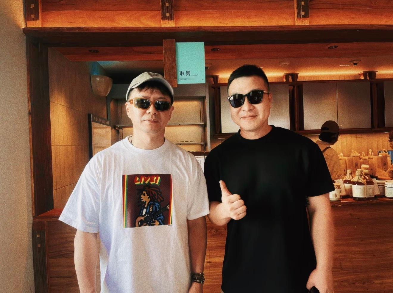段奕宏[超话]  啊哈哈哈此墨镜老头就这么在阿那亚被偶遇[兔子] （cr.dy易