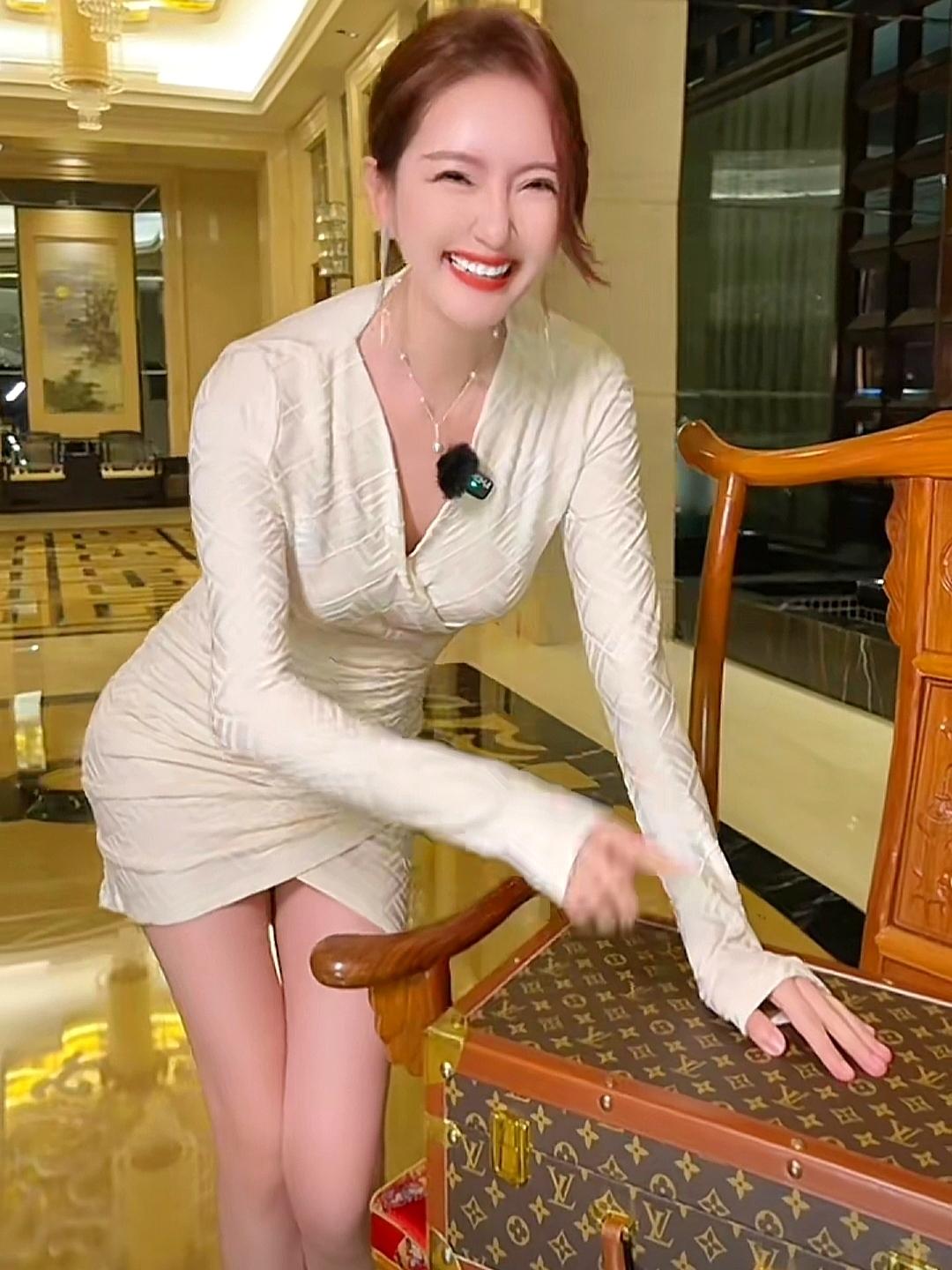 女孩子怎么穿搭既时尚又好看? 笑语盈盈暗香来，红袖添香夜未央。