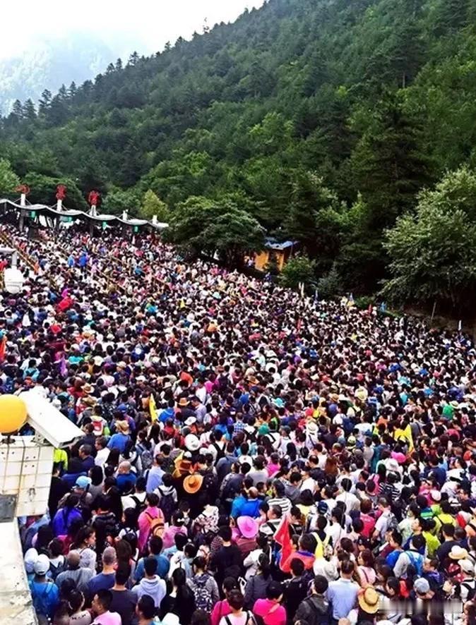 节假日很多景点人山人海，如潮水般的涌向所谓山清水秀的地方，走到前面的闻到一股汗味