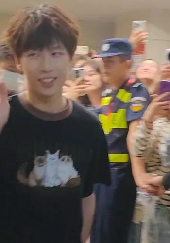 林高远出席活动遭围堵，站在台上堪比娱乐圈大明星，颜值高+微笑迷人
不久前，林高远