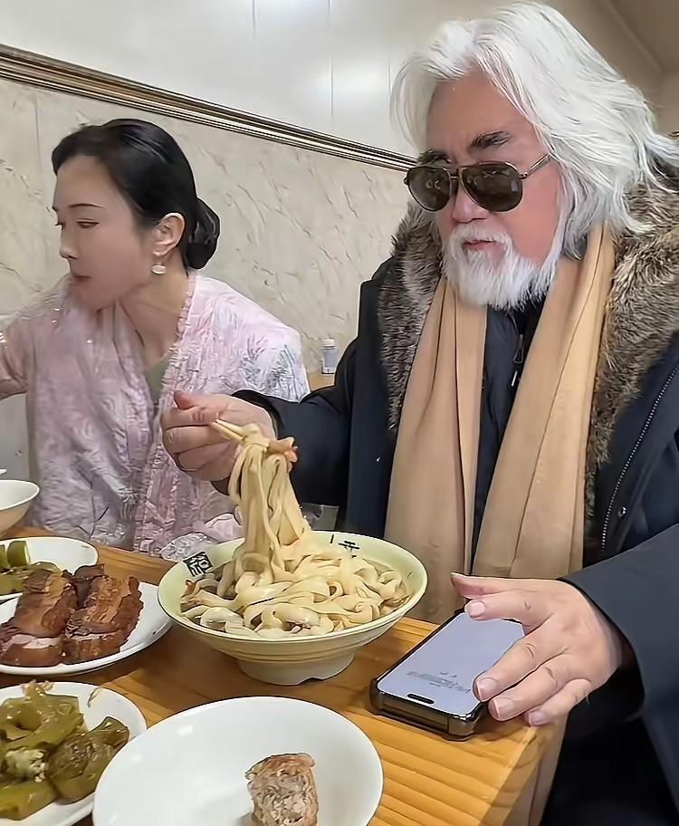 74岁的张纪中，天天红光满面，精神头比小伙子还足，是吧？
但你仔细品，这股劲儿是