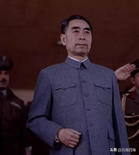 从这几张照片你发现没有，周总理右臂的总是保持弯曲姿态！你知道是啥原因吗？这得从他