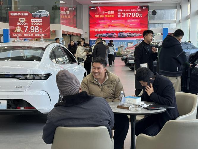 汽车、家电、数码消费正迎多重政策利好，以旧换新补贴持续加力扩围。汽车置换新能源车