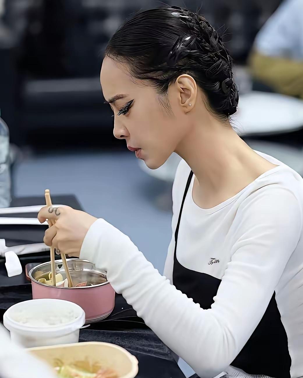 蔡依林，清瘦好多啊！如今的她依旧魅力四射，深受粉丝追捧，可再美也美不过昆凌，年青