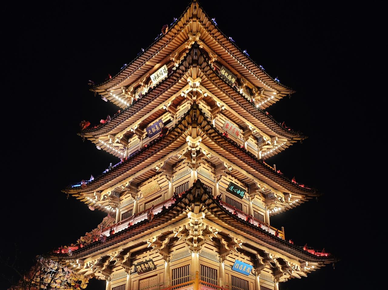 华灯初上，白日的沉敛褪去，太原古县城灯火次第亮起，古韵与烟火在街角慢慢荡漾。
