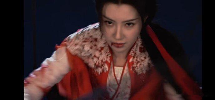 王鹤润佳偶天成红衣高马尾打戏  王鹤润的红衣打戏，让人感受到了武侠世界的魅力。期