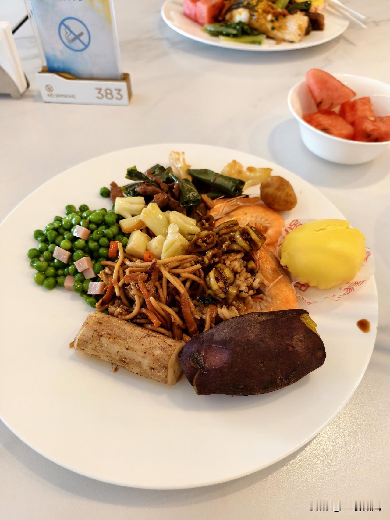 以前去参加会议，当天晚上都会有集体晚餐，也必定会有喝酒敬酒的环节，但今年没有了。