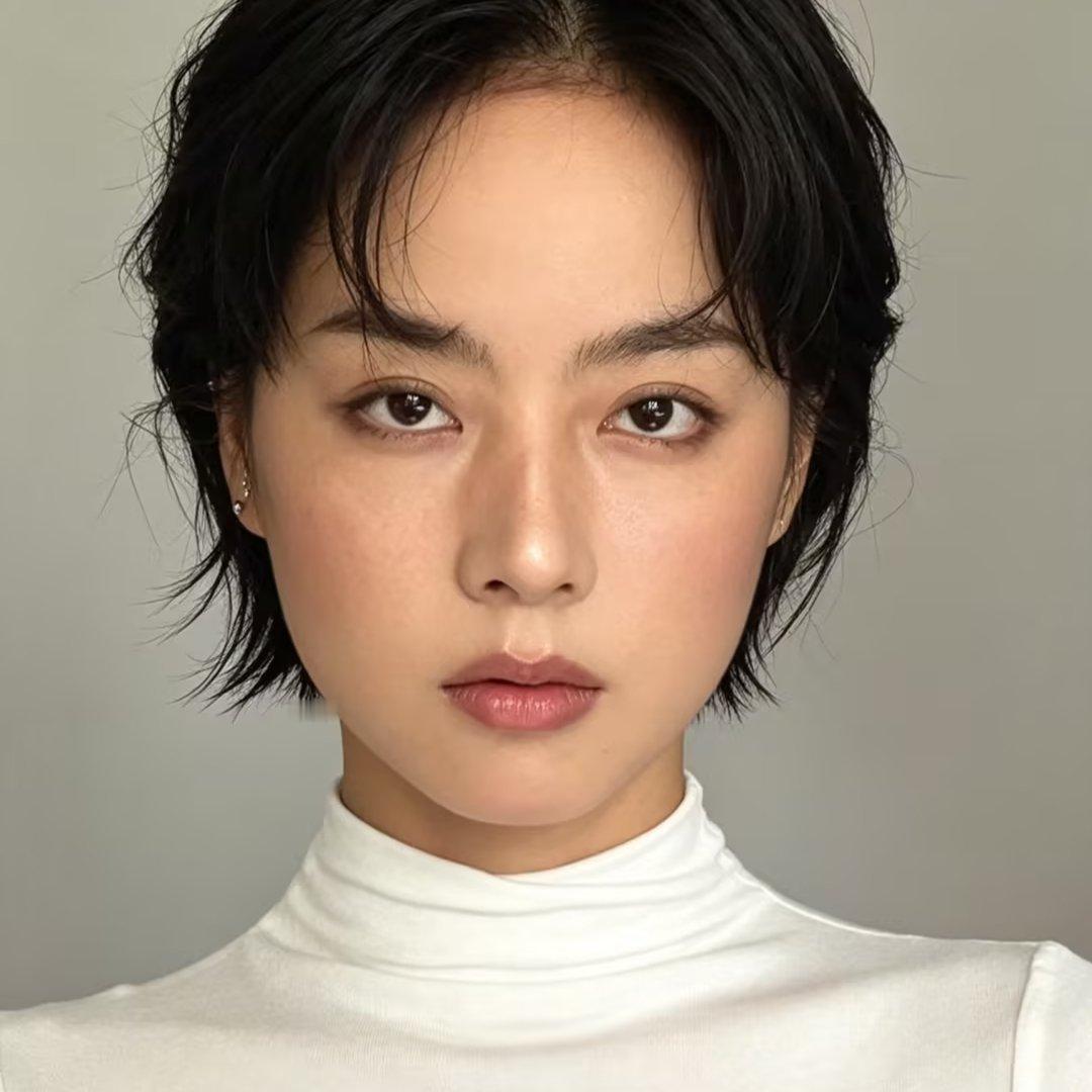 清冷日系短发 极简素颜高级感拉满越简单越耐看的中性短发谁懂!细碎层次感碎发。修饰