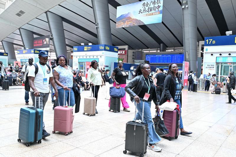 入境游热潮预计会持续较长时间。政策红利是重要支撑，2025 年免签入境的外国人占