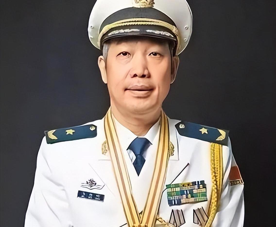 马伟明院士身着洁白挺括的海军礼服，佩戴着闪耀的将官肩章与金色绶带，面带和蔼笑容。