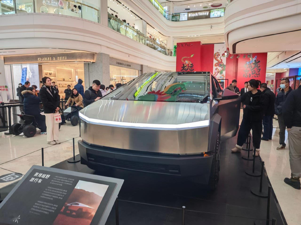 Cybertruck，真的很科幻！#特斯拉cybertruck #科技感爆棚 #