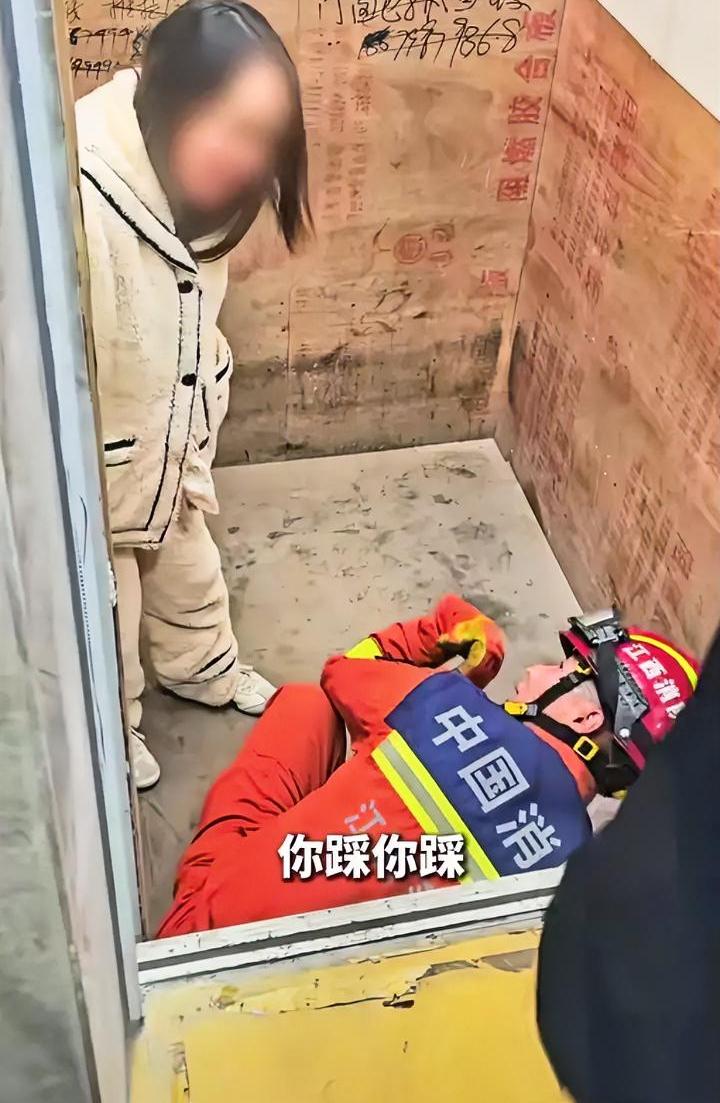 孕妇被困电梯，消防员当“人梯”救援，一句：“你踩”让人泪目。

近期江西萍乡消防