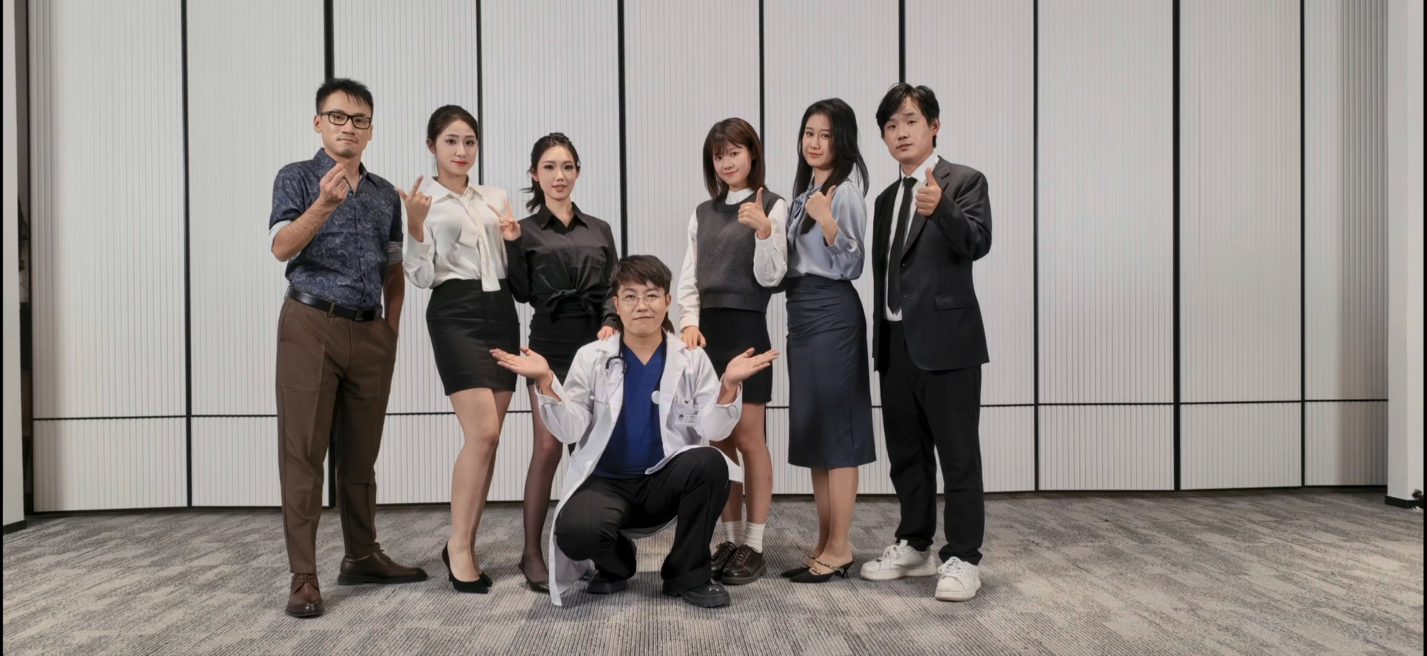 图1图2  演员合影，图3 整个台前幕后合影，最后感谢导演 还有  期待面试疑云