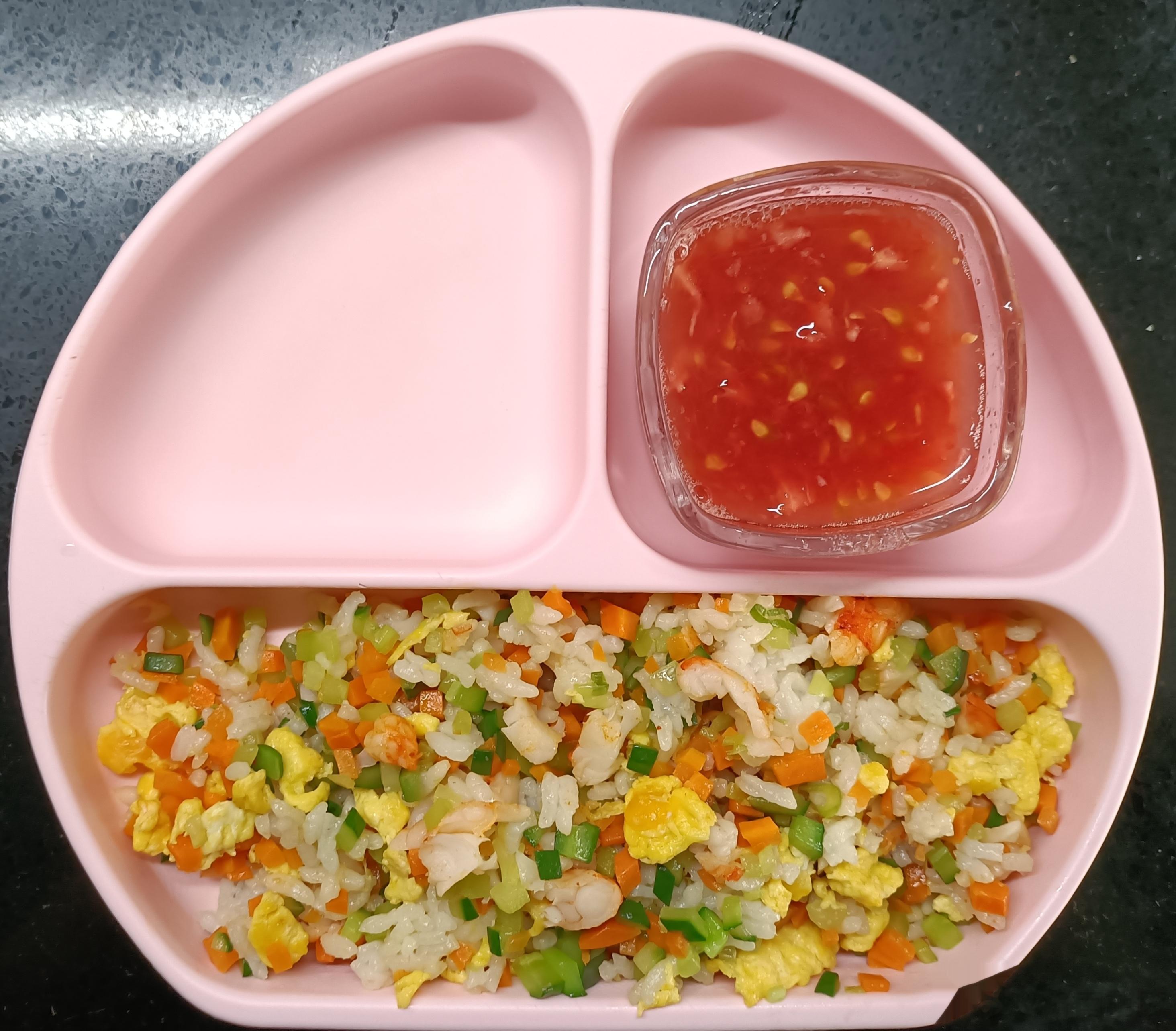 #糖糖的饭饭##科学育儿营养护航# 昨天午餐：胡萝卜黄瓜红虾肉蛋炒饭，番茄果肉汁