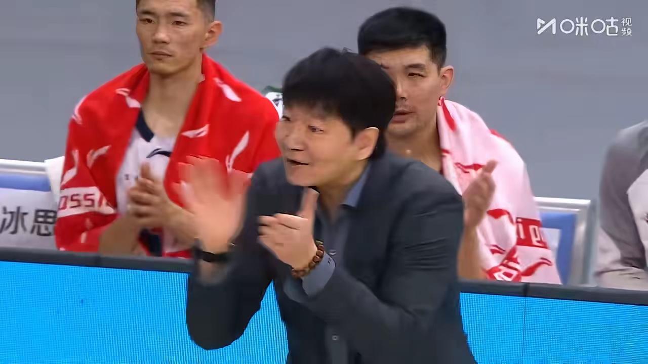 邱彪指挥得力，山东高速男篮靠顽强的防守和多变的进攻战胜浙江队，挺进CBA俱乐部杯