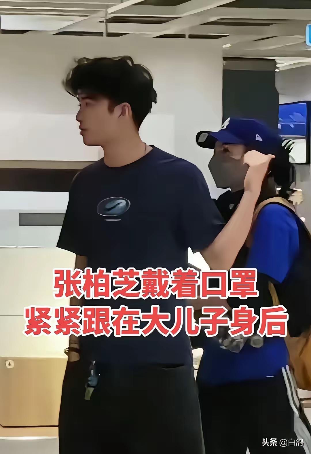 口罩出行的张柏芝，一路跟在长子Lucas身后，画面温柔又治愈。19岁的Lucas