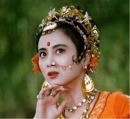 1997年，李玲玉嫁给犹太富豪杰瑞，新婚夜，李玲玉开玩笑地说：“你就不怕我嫁给你