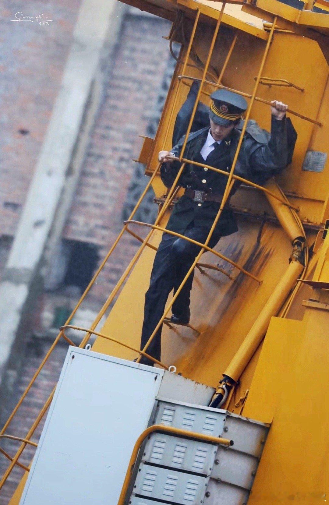 王星越《暴虎》路透，对☪️刮目相看了，这么艰难的拍摄🎬，他好敬业[傻眼] ​​