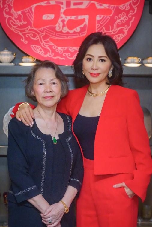 说实话，刘嘉玲做的蜡染画根本算不上多好，宁静和何赛飞还是给面子的硬夸她很有天才，