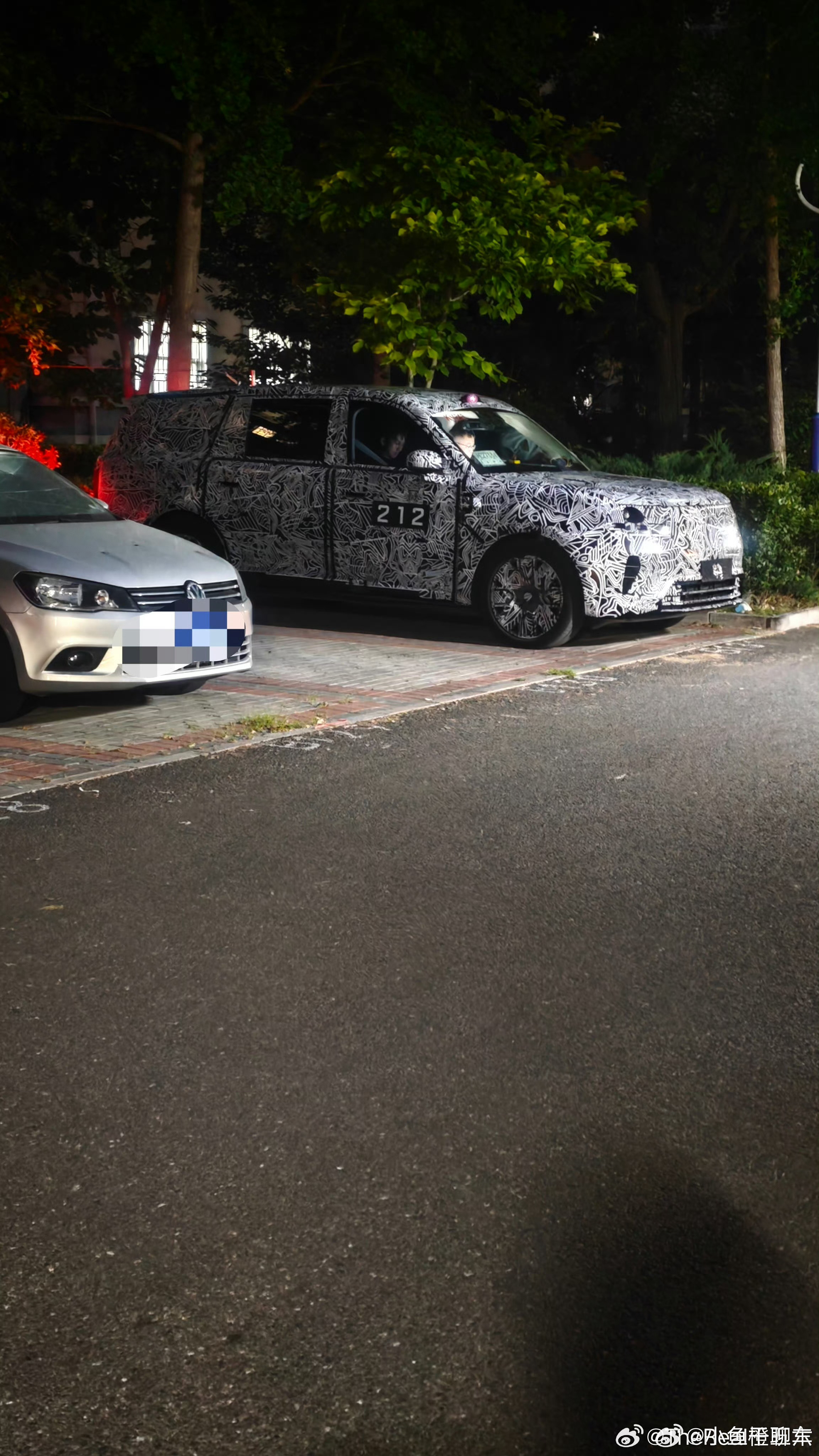 这个车灯好靠下，不会是mann系列吧，后排小屏幕玻璃水反射在玻璃上小米汽车小米昆