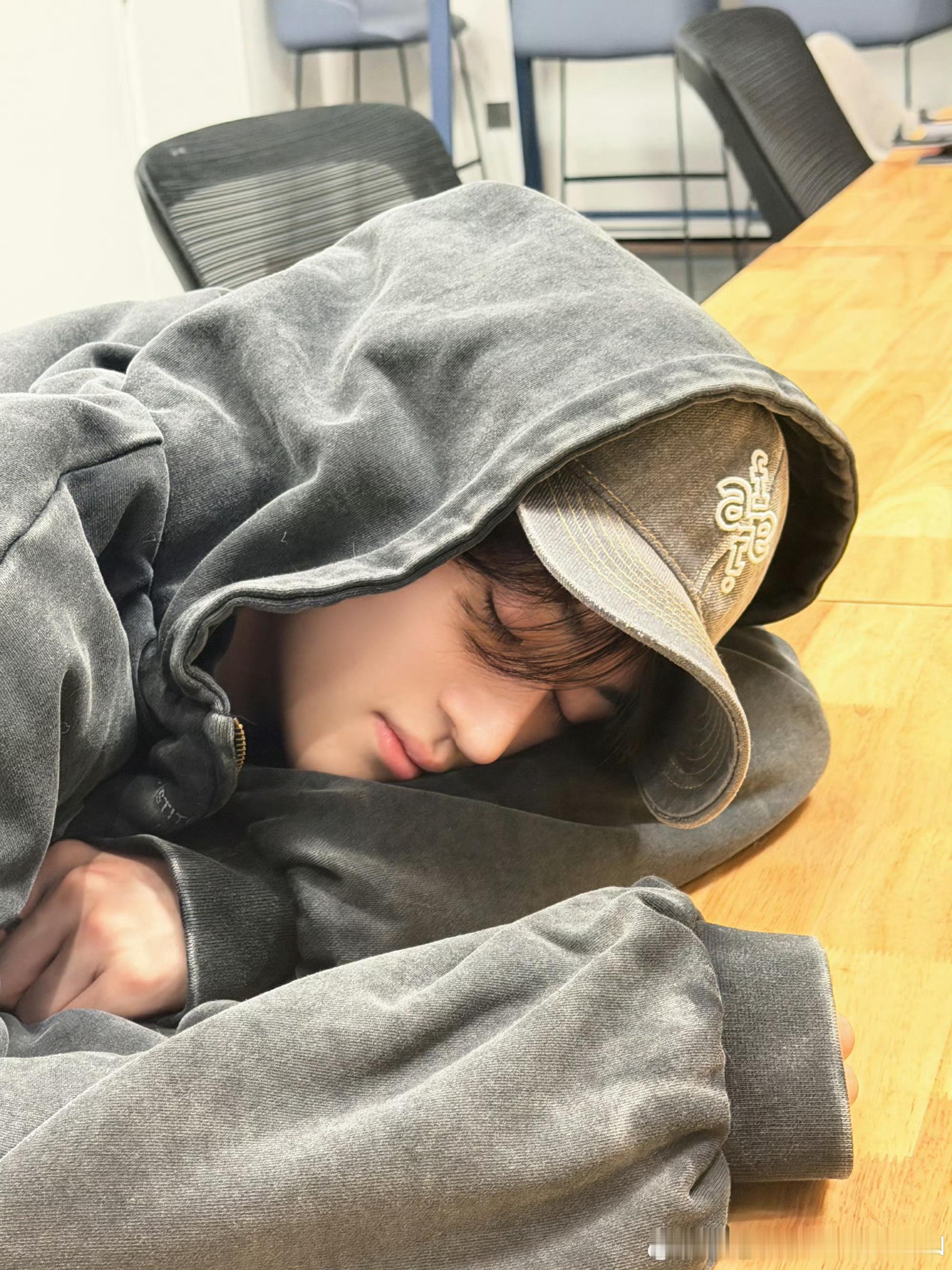 邓佳鑫戴帽趴桌对视氛围感拉满，睫毛精颜值暴击💥每一帧都帅到心巴上！ 