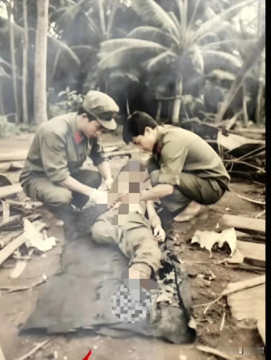 两名战友在整理牺牲烈士的遗体，这一幕让人动容。
铁道兵熊汉俊烈士牺牲后，女军医为